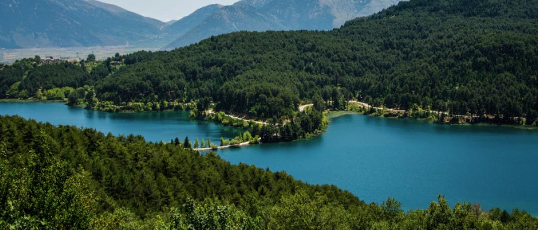Η μαγευτική λίμνη Δόξα σε ένα βίντεο από ψηλά!  | 0 bovary.gr