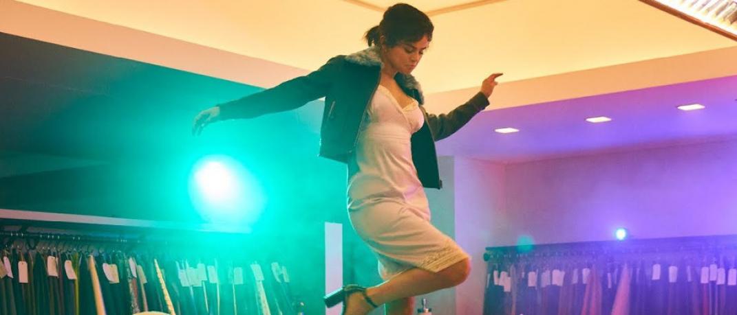 Η Selena Gomez κάνει ό,τι θα θέλαμε να κάναμε όλοι στο γραφείο | 0 bovary.gr