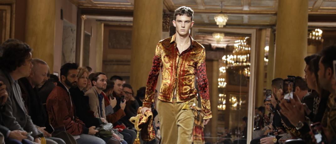 Βελούδο, χρυσό και μοβ -Η ανδρική συλλογή του Versace για τον χειμώνα του 2018/19 | 0 bovary.gr