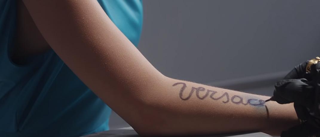  Στo βίντεο της νέας καμπάνιας Versace η Donatella κάνει τατουάζ το όνομά της στην Bella Hadid | 0 bovary.gr