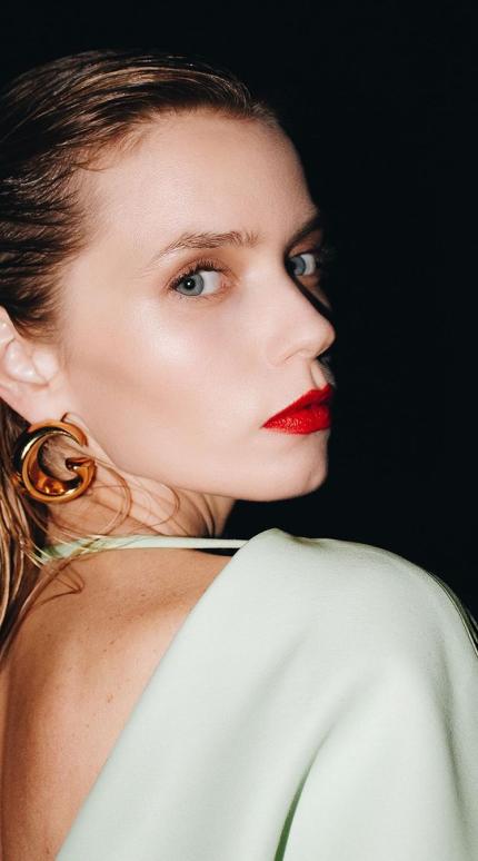 Τα 5 κόκκινα κραγιόν που πρέπει να έχεις στο νεσεσέρ σου -Από το βουργουνδί έως το fire red