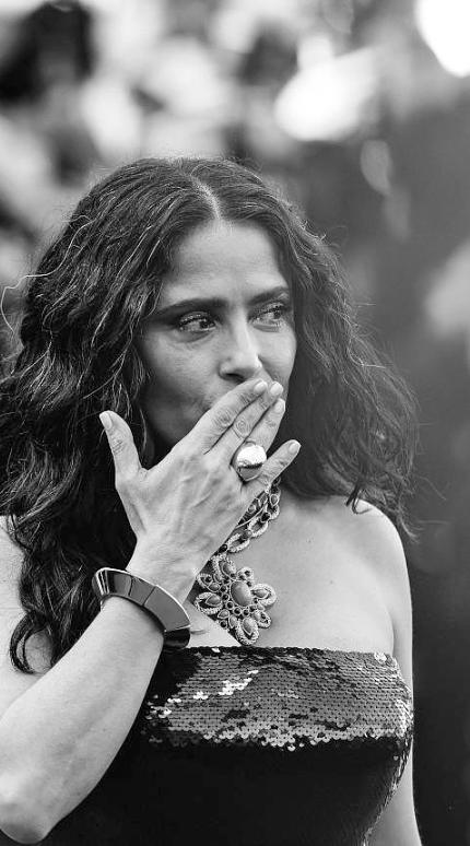 "Η Σάλμα Χάγιεκ Εντυπωσιάζει με Γκρίζα Μαλλιά στο Κόκκινο Χαλί: Η Απόλυτη Απόδειξη Ότι Η Γοητεία Ηλικίας Είναι Ακαταμάχητη!"