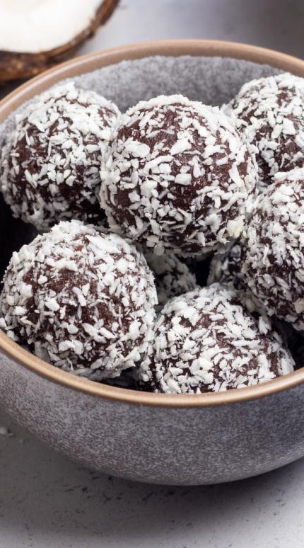 Energy balls με μαύρη σοκολάτα και καρύδα / Φωτογραφία: Shutterstock