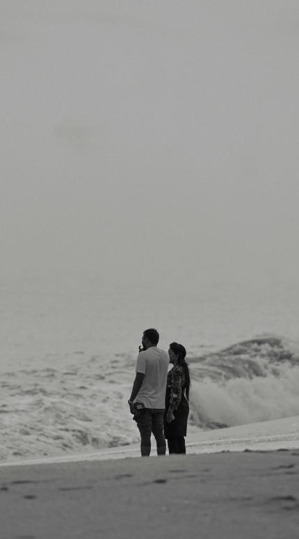 «Τι γίνεται αν χάνω κάτι καλύτερο;» – Η παγίδα σκέψης που φθείρει τις σχέσεις