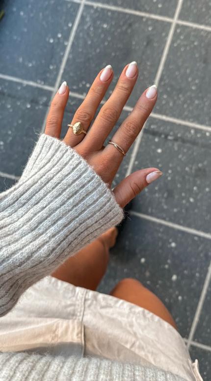 Νύχια σε σχήμα αμυγδάλου