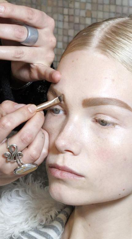 Πώς να «σβήσεις» το έντονο τατουάζ φρυδιών με 4 προϊόντα μακιγιάζ