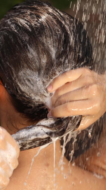 Γυναίκα που λούζεται