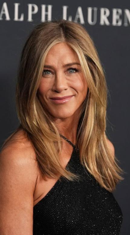 Πώς καλύπτει έξυπνα τα γκρίζα μαλλιά της η Τζένιφερ Άνιστον