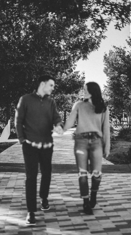 Ποια κίνηση άνδρα δείχνει επιθυμία ελέγχου