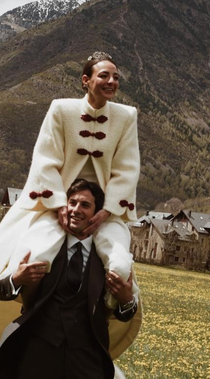 Νύφη με κόκκινες λεπτομέρειες/Φωτογραφία Instagram/MINNA Fotografía