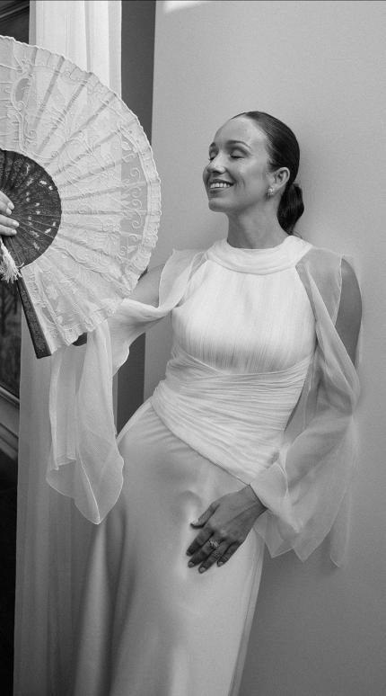 Η νύφη ποζάρει στον φακό κάνοντας αέρα με βεντάλια