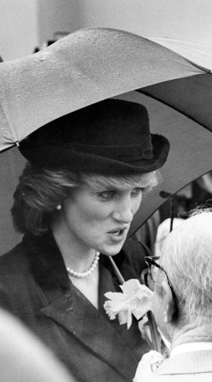 Η πριγκίπισσα Νταϊάνα κρατάει μία ομπρέλα