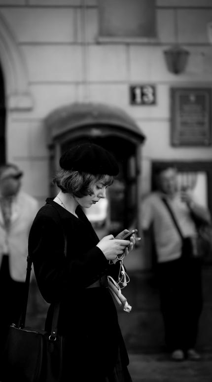 Τι σημαίνει να περπατάς πάντα με το κινητό στο χέρι, σύμφωνα με την Ψυχολογία