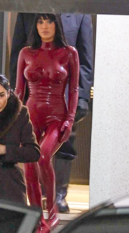 Μπιάνκα Σενσόρι: Με κόκκινη latex ολόσωμη φόρμα που θυμίζει iconic look της Μπρίτνεϊ Σπίαρς από τα '00s