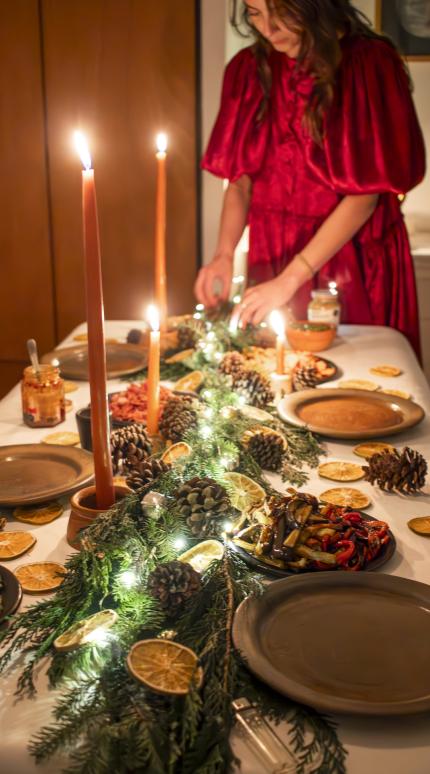 Οικοδέσποινα φτιάχνει το τραπέζι