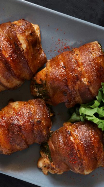 Φιλέτα κοτόπουλου τυλιγμένα μπέικον / Φωτογραφία: Unsplash