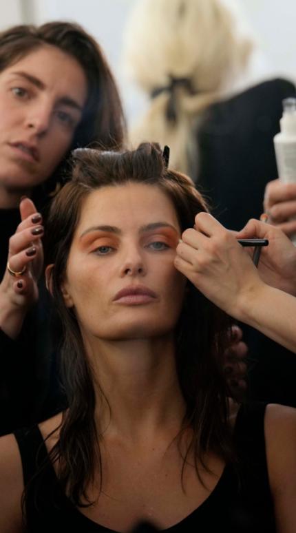 Μοντέλο που την βάφουν