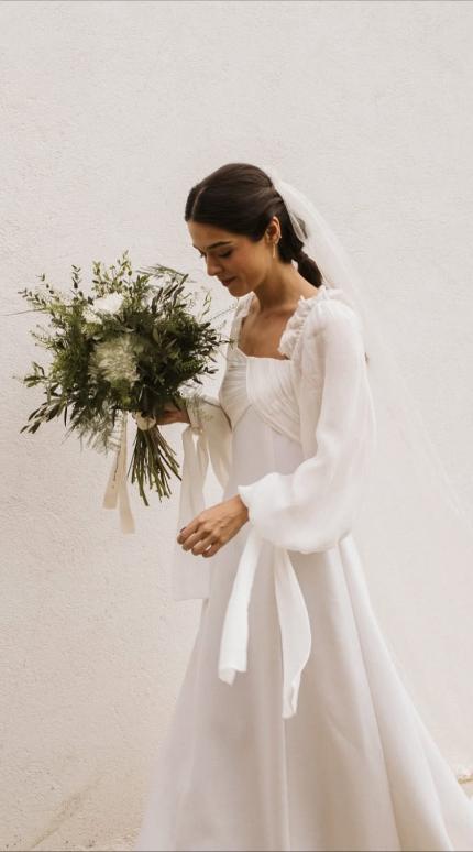 Νυφικό με μανίκια - Φωτογραφία Instagram/@posdatalola