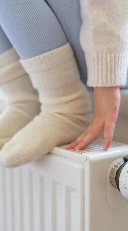 Άτομο που κάθεται στο καλοριφέρ