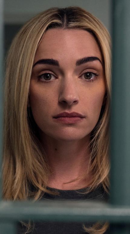 Η εθιστική και δημοφιλής σειρά του Netflix που θα σας κρατήσει μέσα το ΣΚ