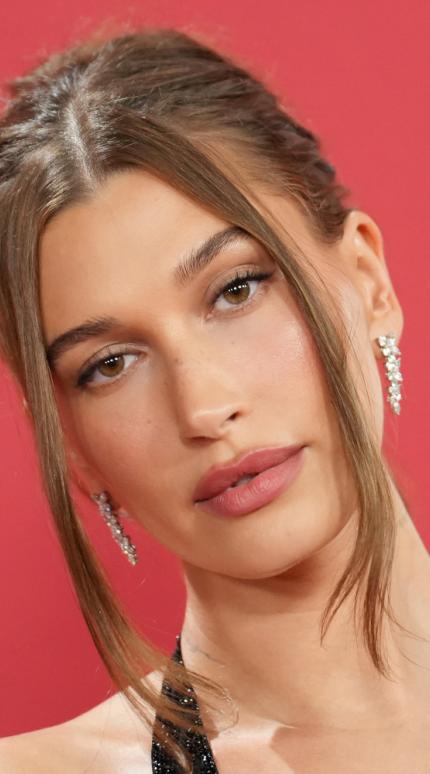 Δοκιμάσαμε τα Rhode της Hailey Bieber -Αξίζουν τελικά μια θέση στο νεσεσέρ μας;