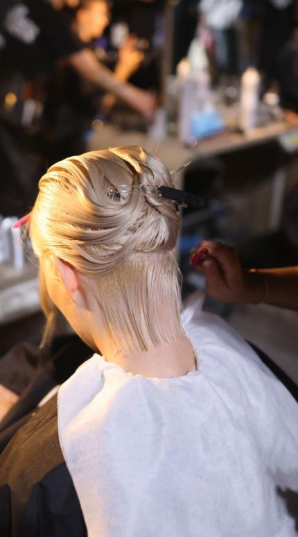 Κομμωτής εξηγεί πότε πρέπει να λούζετε τα μαλλιά σας μετά τη βαφή: «Αν το κάνετε νωρίτερα, υπάρχει πιθανότητα να χάσετε χρώμα»