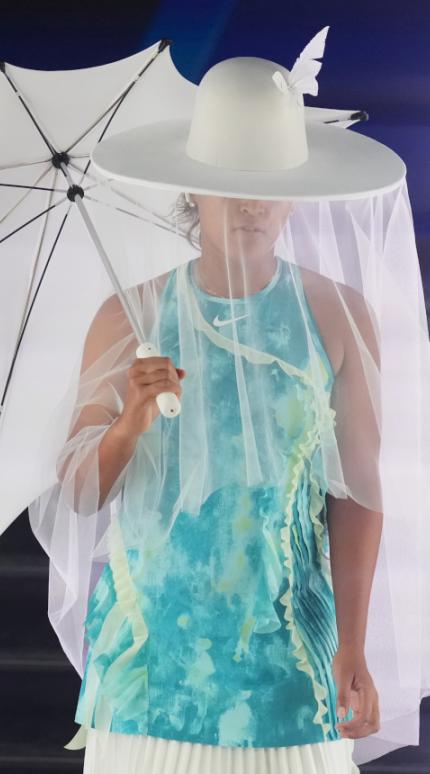 Η είσοδος της Ναόμι Οσάκα στο γήπεδο