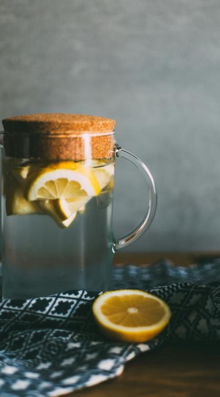Το λάθος που κάνουν πολλοί όταν πίνουν χυμό λεμονιού με άδειο στομάχι το πρωί