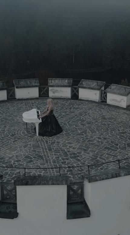 Το πιάνο της ιπτάμενης πιανίστριας «ξυπνά» ένα κάστρο 800 ετών