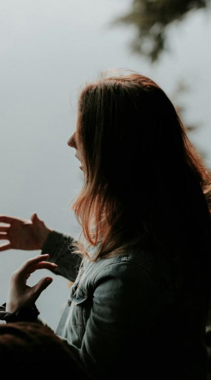 Γυναίκα που μιλάει με τα χέρια της 