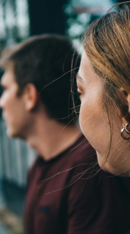 Δύο άτομα που κάθονται μαζί 