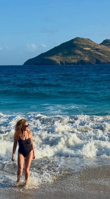 Στα 65 της, η Τζένιφερ Γκρέι παραμένει σε εξαιρετική φυσική κατάσταση