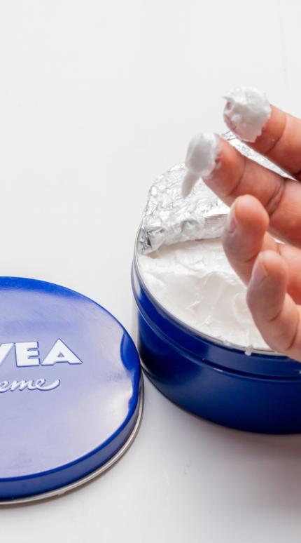 Ένας φαρμακοποιός ξεκαθαρίζει πού δεν πρέπει να εφαρμόζεται η κρέμα Nivea στο μπλε κουτί