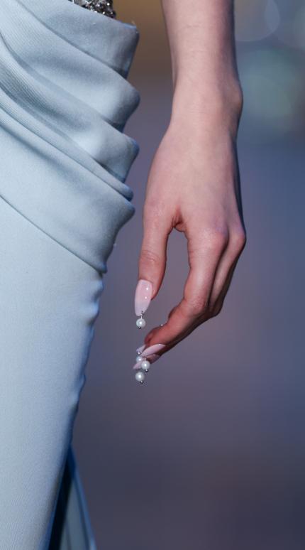 Μινιμαλιστικά νύχια με μικροκρύσταλλα, για να λάμψετε με στιλ και διακριτικότητα (αποφεύγοντας το εφέ «too much»)