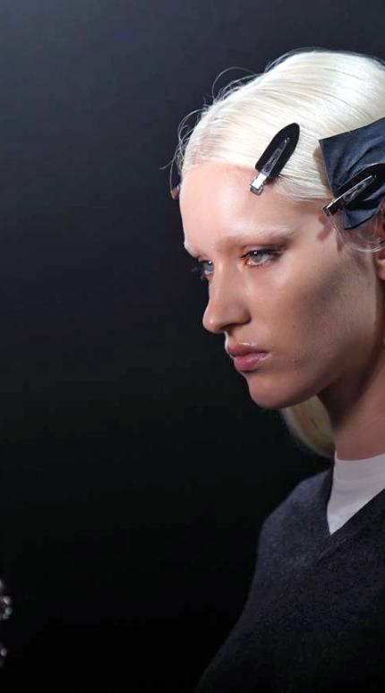 Μοντέλο με πλατινέ μαλλί