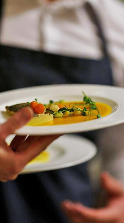 σερβιτόρος πιάτο