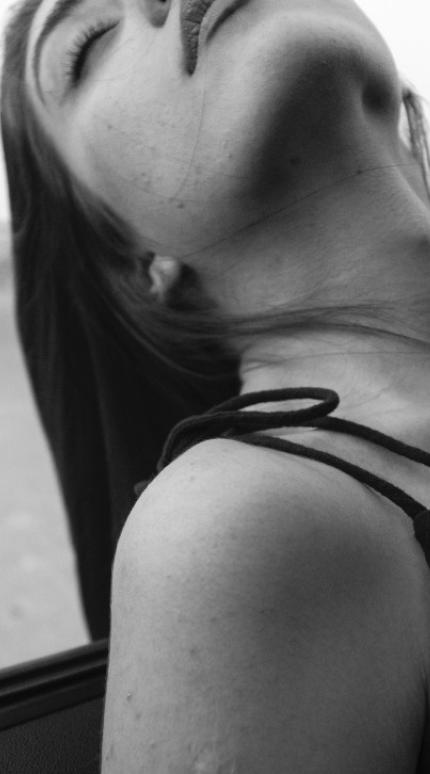 Γυναίκα έχει βγάλει το κεφάλι της έξω από το παράθυρο 