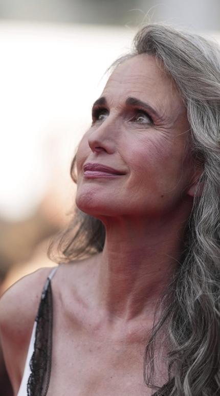 Η Άντι ΜακΝτάουελ με γκρι μαλλιά/Φωτογραφία AP 