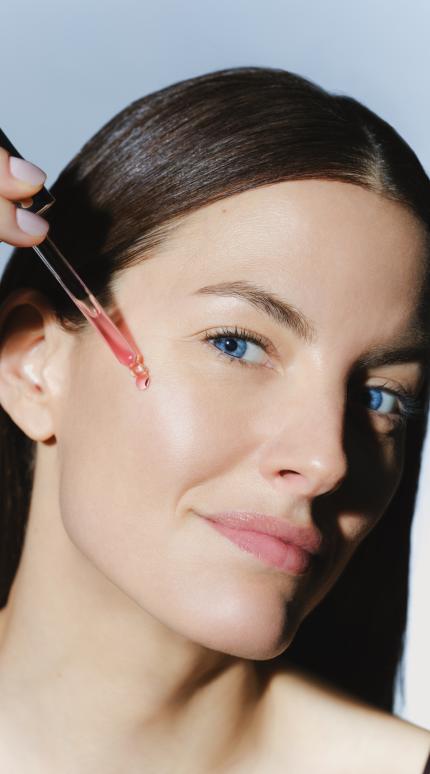 Μοντέλο για την καμπάνια του σέρουμ Black Rose Concentrate της εταιρείας Sisley Paris 