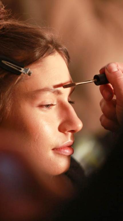 Τα serum που ενισχύουν τη δύναμη και την πυκνότητα σε φρύδια και βλεφαρίδες