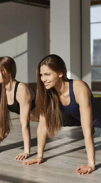 Γυναίκες σε μάθημα fitness στο γυμναστήριο