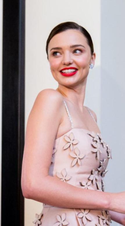 γυναίκα με λαμπερό χαμόγελο