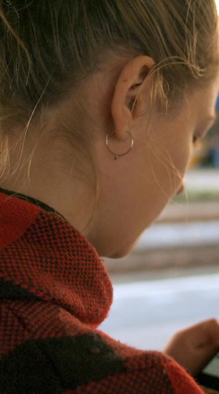 Γυναίκα που στέλνει μηνύματα 