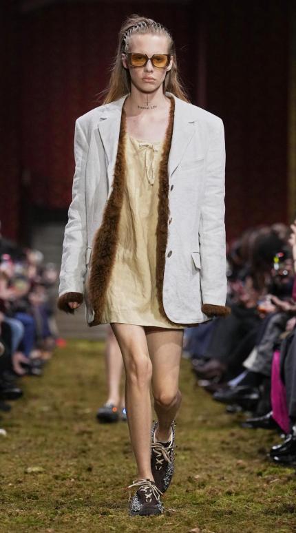 Μοντέλο του οίκου Miu Miu στην Εβδομάδα Μόδας του Παρισιού 2026 