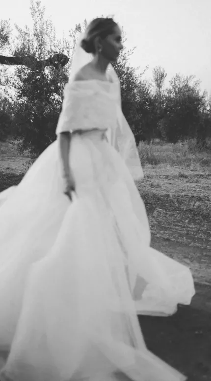 Νύφη με τιάρα από κοράλλι -Φωτογραφία Instagram/Le Volé