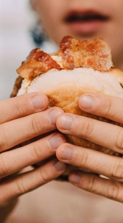 Γυναίκα τρώει μπέργκερ 