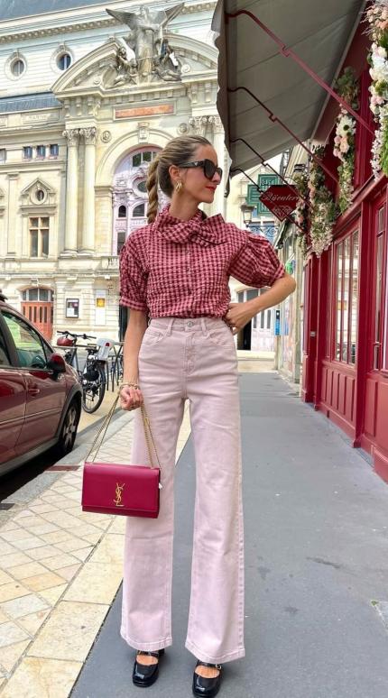 κοπελα με ροζ τζιν και καρο πουκαμισο