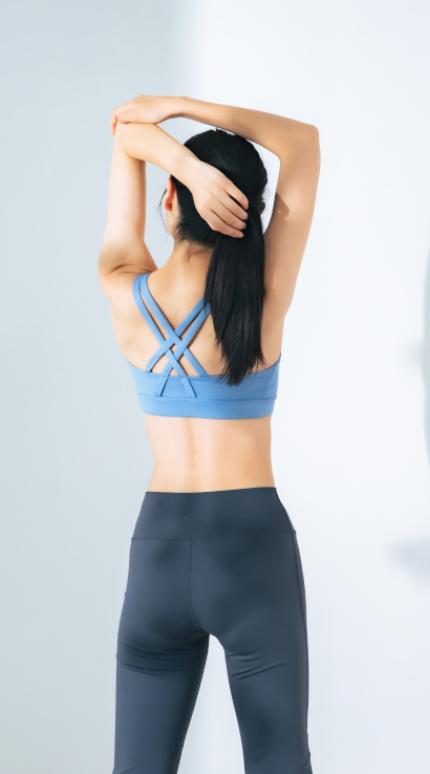 Οι 3 ασκήσεις που βοηθούν να μειωθεί το λίπος γύρω από το σουτιέν