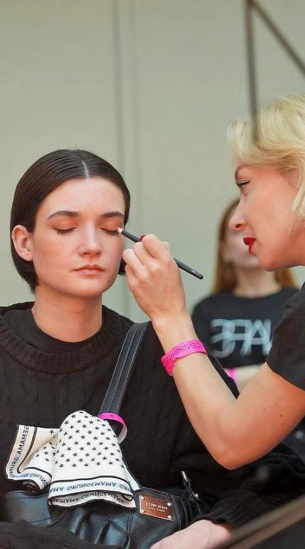 μοντέλο και makeup artist στην εβδομάδα μόδας της Μαδρίτης 2026