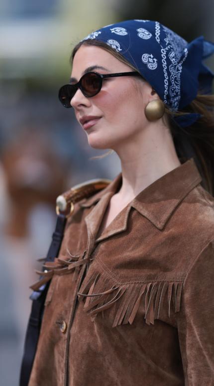 Κοπέλα με μπαντάνα στα μαλλιά της